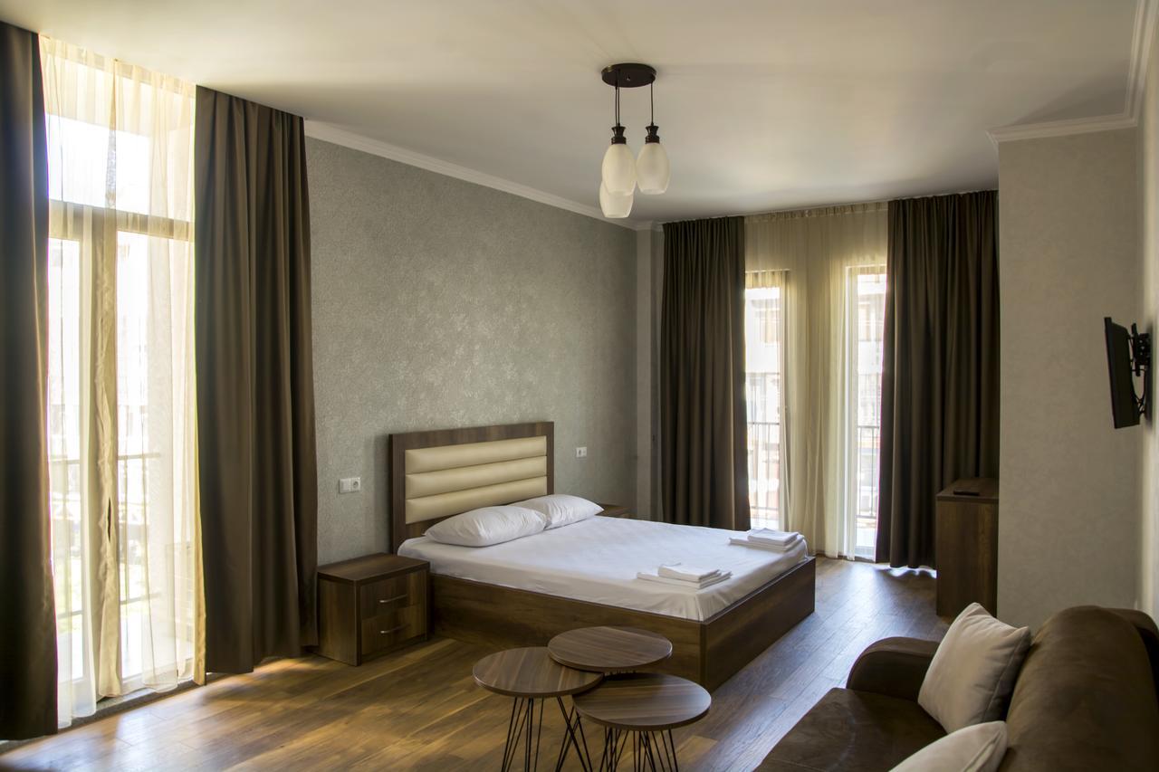 Hotel Absolut バトゥーミ エクステリア 写真